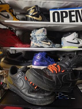 🔥 Nike Men Size 10 AF1 Air Force Black Low-Top Sneakers with Orange Laces